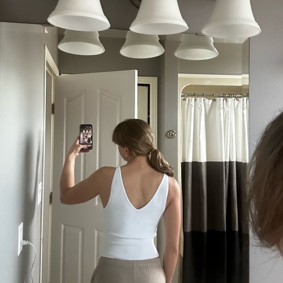 Aritzia babaton white v-neck sculpt knit tank!! - Picture 2 of 3
